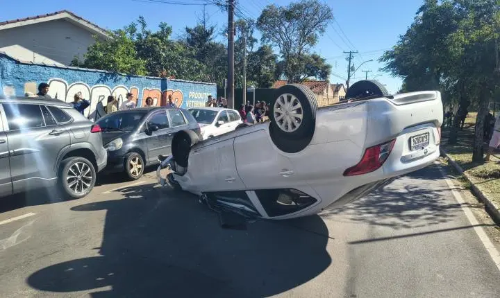 Homem atinge veículos estacionados e capota na avenida Flávio Rocha 