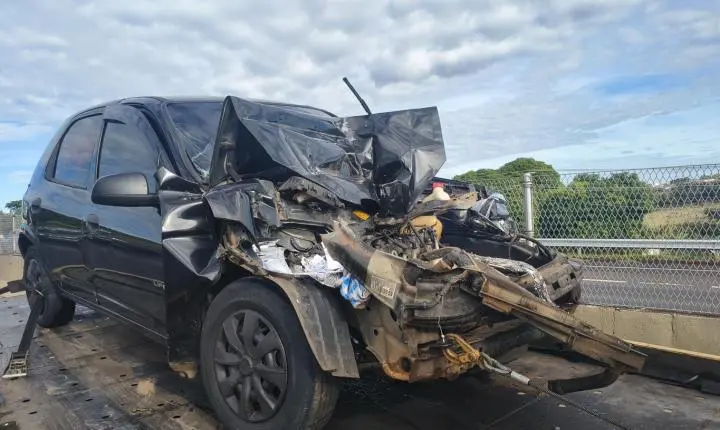 Homem bate carro na traseira de caminhão e fica ferido na Portinari