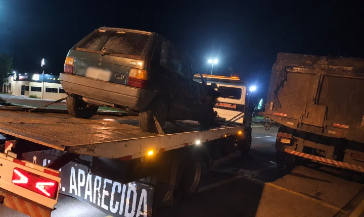 Homem bate carro na traseira de caminhão estacionado