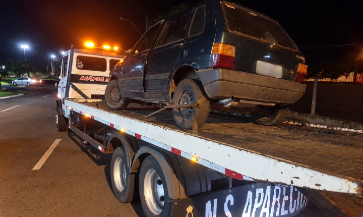 Homem bate carro na traseira de caminhão estacionado