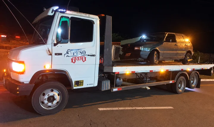 Homem bate carro na traseira de caminhão estacionado 