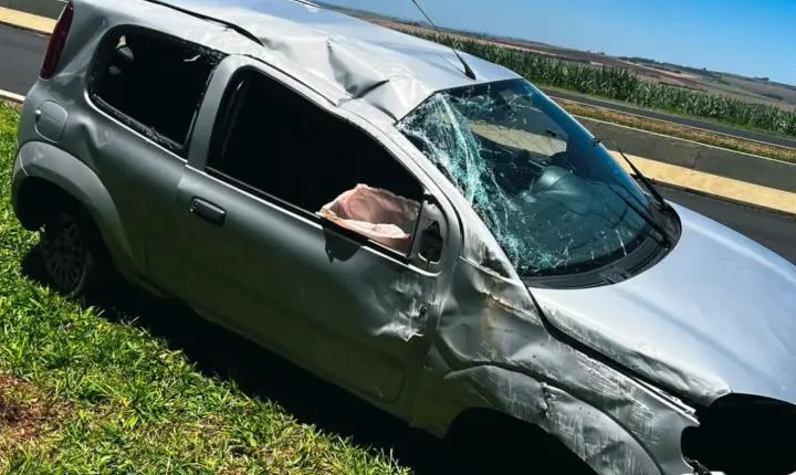 Homem capota carro na rodovia Cândido Portinari 