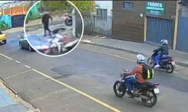 Homem desce de moto e agride sapateiro com capacete no Guanabara