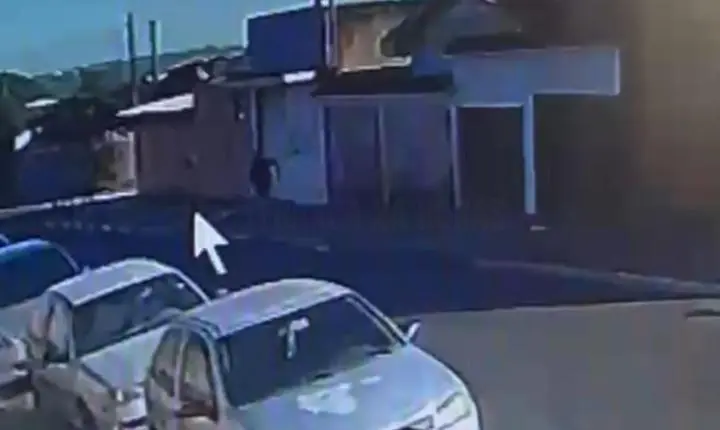 Homem é baleado no City Petrópolis; câmera registrou parte do crime