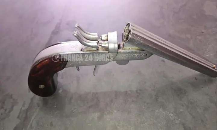 Homem é detido pela PM com garrucha na Vila Rezende após ser denunciado 