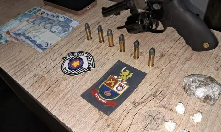 Homem é preso com revólver furtado e drogas durante operação da PM 
