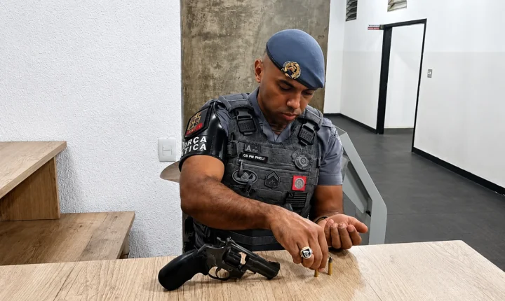 Homem é preso pela Força Tática com revólver municiado próximo a adega 