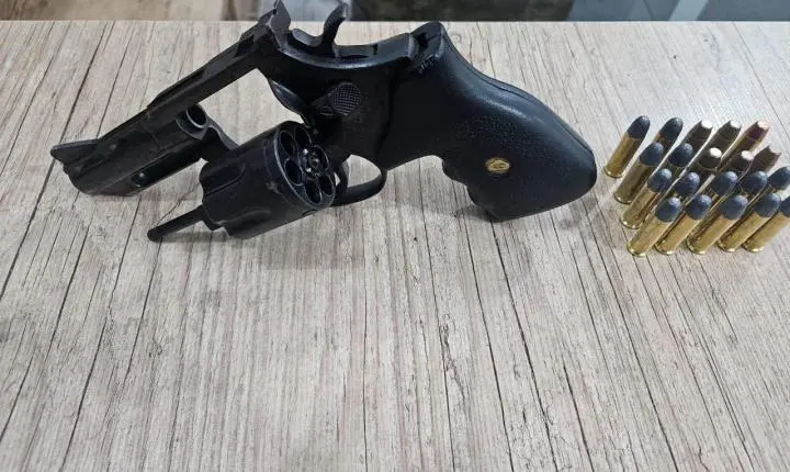 Homem é preso pela PM com revólver municiado após agredir a esposa
