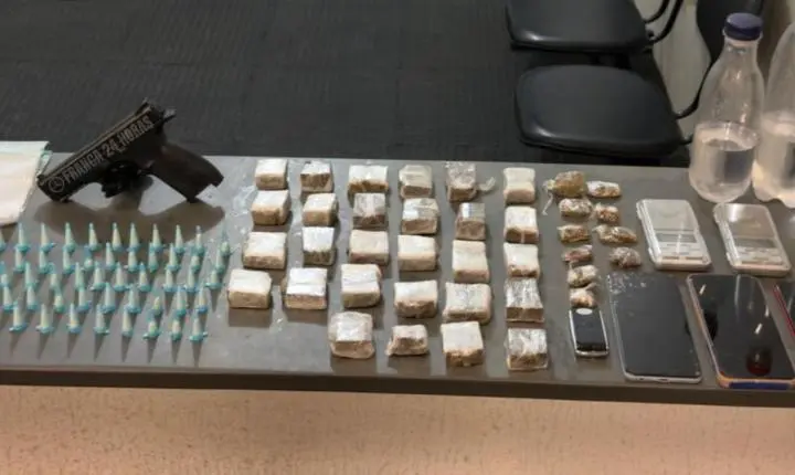 Homem é preso pelo BAEP com drogas e simulacro no Jardim Palma