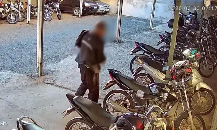 Homem invade estacionamento e furta capacetes e outros objetos no Centro