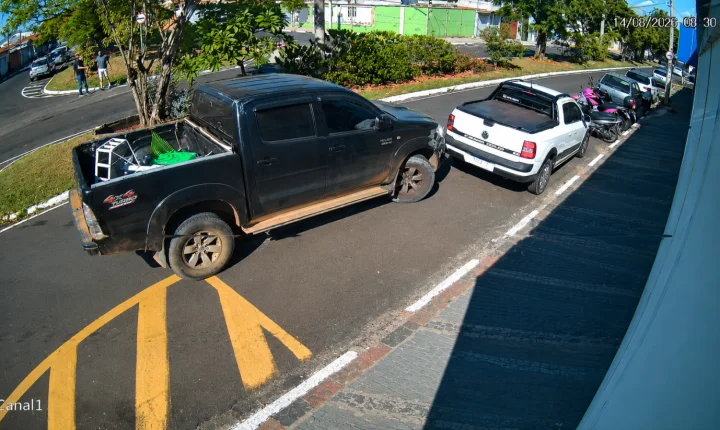 Homem procura motorista que atingiu veículo estacionado em avenida