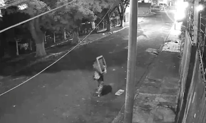 Homem pula muro de casa e furta televisor na Vila Nossa Senhora de Fátima