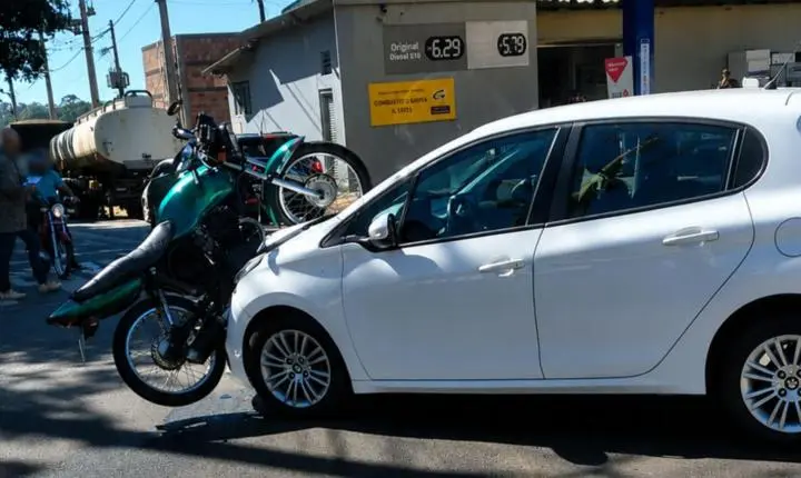 Homem sem CNH é preso após empinar moto e causar acidente em Cristais 