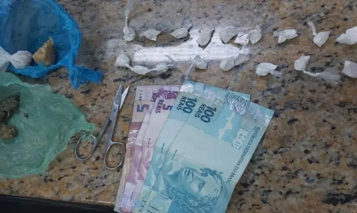 Homem tenta dispensar drogas ao ver viatura e acaba preso pela PM