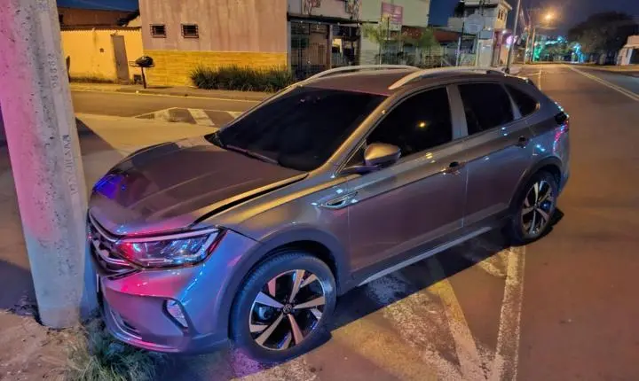 Homem tenta fugir com carro roubado, bate veículo e é preso no Progresso 