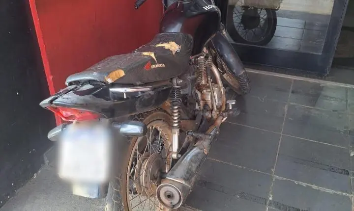 Homem tenta fugir, mas é detido com moto de chassi raspado