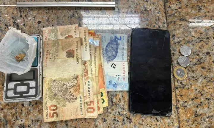 Homem vai parar na CPJ após ser flagrado com drogas e desacatar policiais