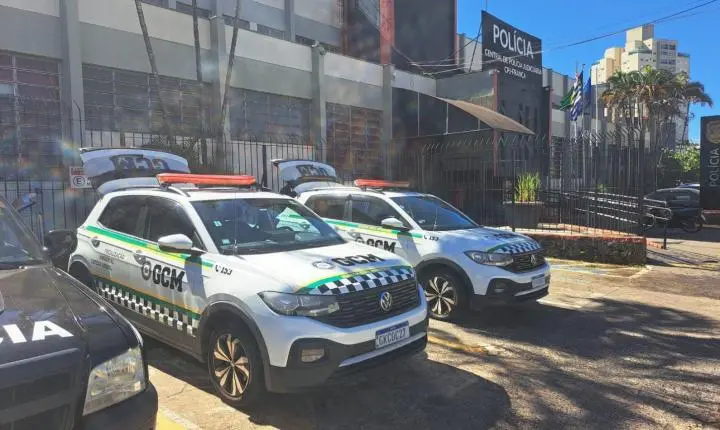 Homens são detidos pela GCM por colarem cartazes do 