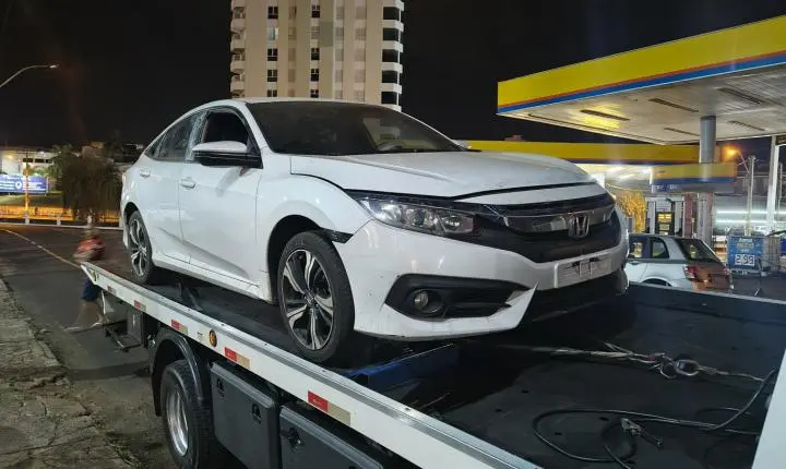 Força Tática recupera carro roubado em lava jato e localiza munições 