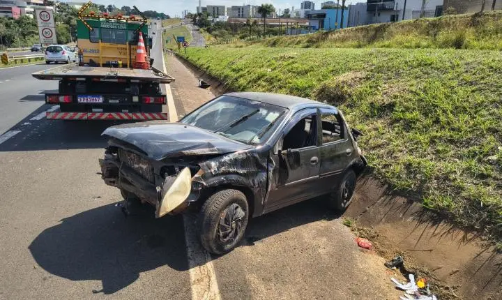 Capotamento na Ronan Rocha deixa mãe e filhas feridas 