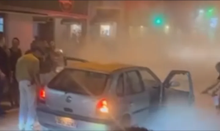 Carro pega fogo em rua movimentada e populares ajudam a combater incêndio 