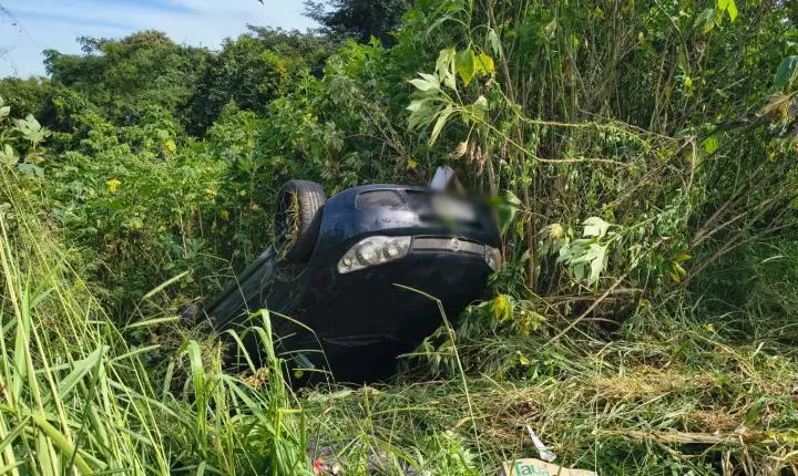 Carro capota e cai em ribanceira após colisão com caminhão 