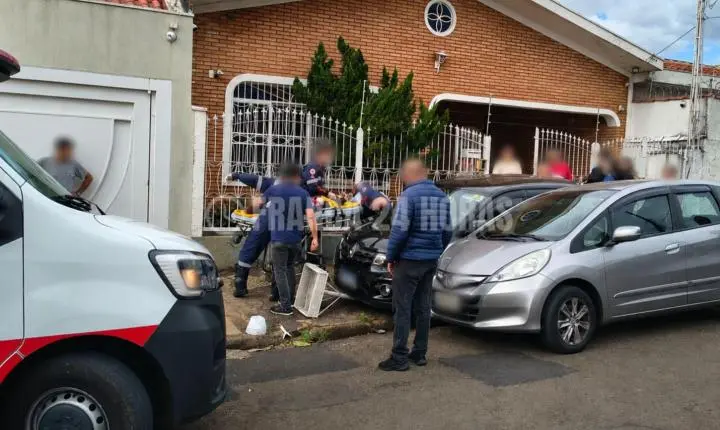 Idosa é atropelada por carro na calçada e fica em estado grave 