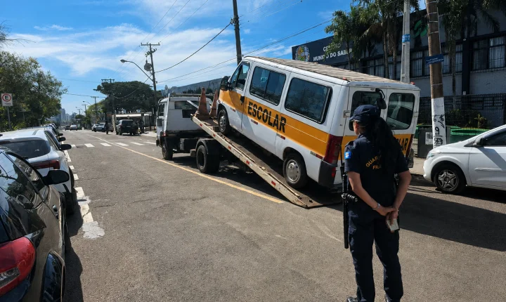 Idoso com CNH cassada é flagrado transportando estudantes em Franca