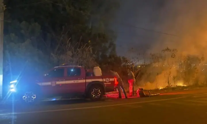 Incêndio atinge área de mata e mobiliza Corpo de Bombeiros no Recanto Elimar