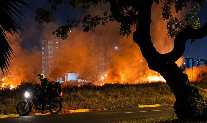 Incêndio de grandes proporções atinge área de mata na zona sul de Franca