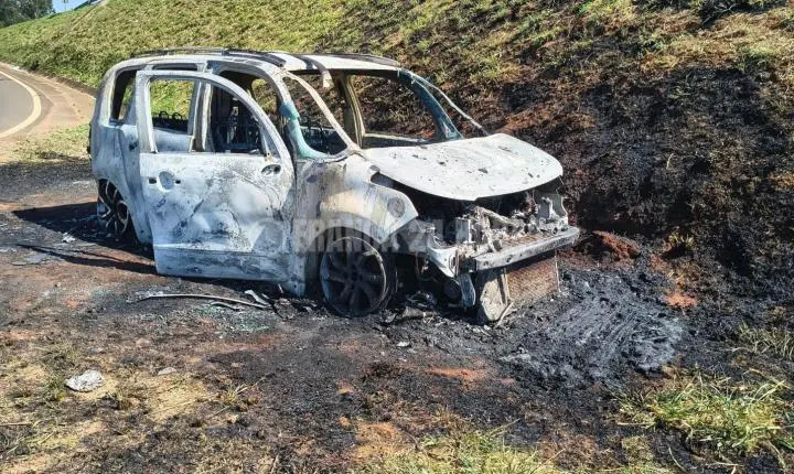 Incêndio destrói carro na rodovia Prefeito Fábio Talarico 