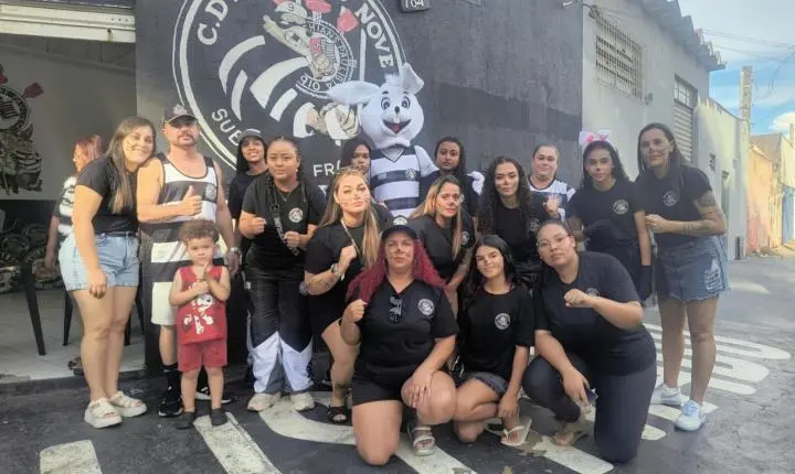 Integrantes da Pavilhão 9 distribuem ovos de páscoa em ação beneficente