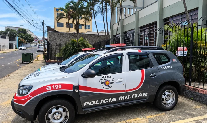 Jovem agride funcionário de loja após suspeita de traição da companheira