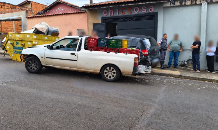 Jovem bate em carro estacionado no Bonsucesso e fica ferido