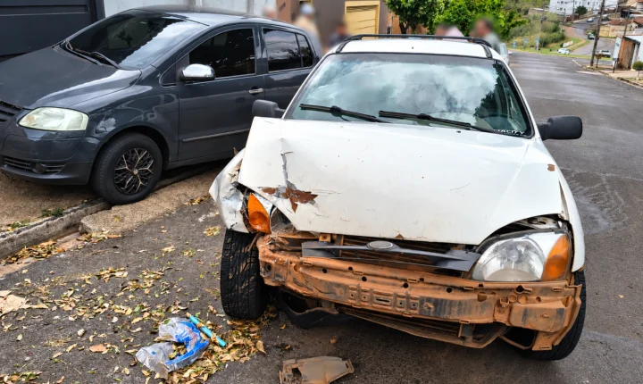 Jovem bate em carro estacionado no Bonsucesso e fica ferido