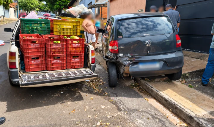 Jovem bate em carro estacionado no Bonsucesso e fica ferido