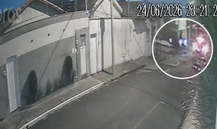 Jovem de 20 anos fica em estado grave após colisão com carro na Vila Industrial