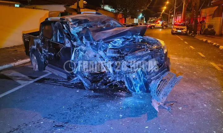 Jovem sobe em calçada, derruba muros e capota caminhonete no Dermínio