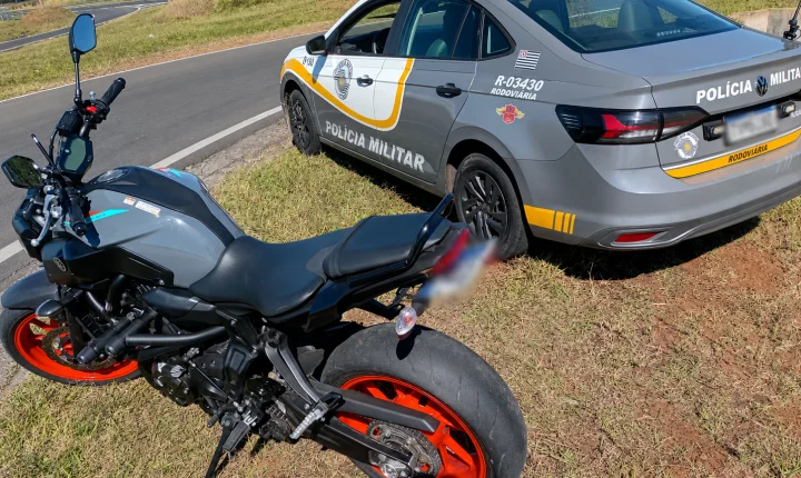 Jovem tenta fugir da PMR, é multado em R$ 10 mil, tem moto apreendida e é preso 