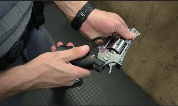 PM flagra quadrilha com simulacro e drogas no show do Henrique e Juliano