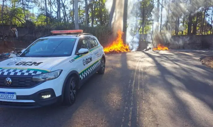 Homem é multado pela GCM em R$ 16 mil por descarte irregular e incêndio 