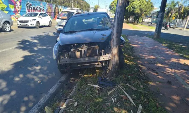 Após colisão, motorista perde controle, sobe em canteiro e bate em árvore 