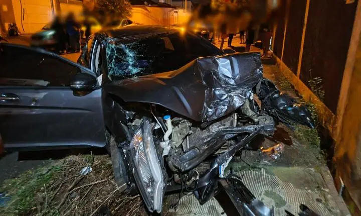 Motorista bate em carro estacionado e capota no Recanto Elimar 