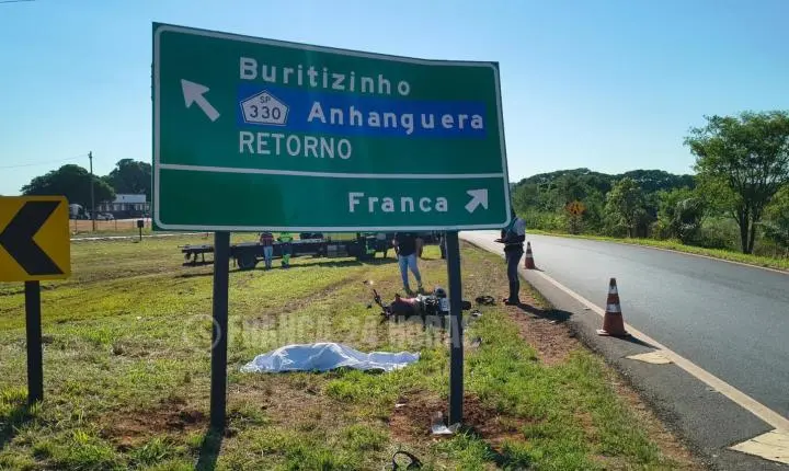 Motociclista bate em placa e morre na Fábio Talarico
