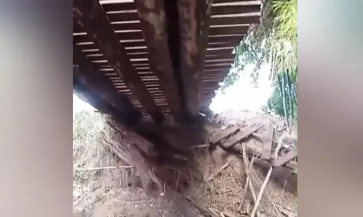 Ponte de madeira oferece riscos e interrompe passagem de vans escolares