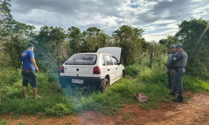 Carro furtado é recuperado pela PM em cafezal na Tancredo Neves 