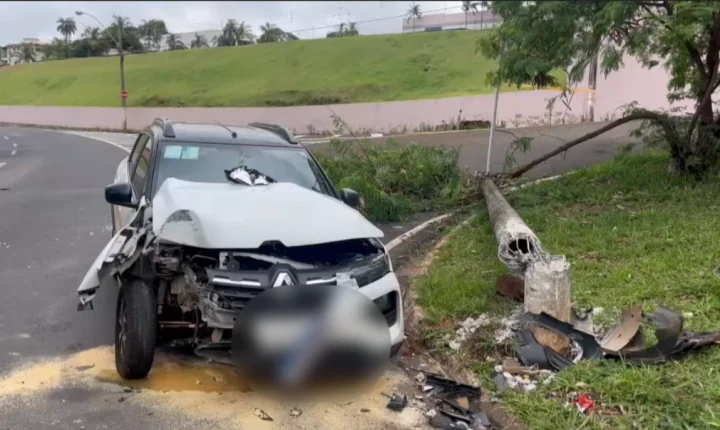 Homem bate carro em poste na avenida Doutor Hélio Palermo 