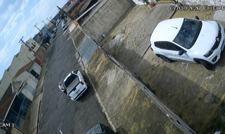 Ladrão leva menos de um minuto para furtar carro no Jardim Guanabara