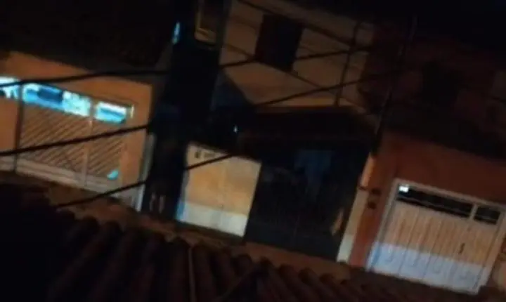 Moradores registram BO após vizinho molhar cães com mangueira