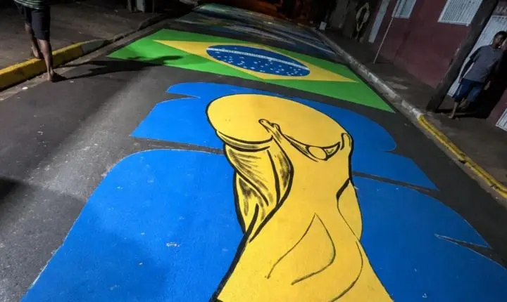 Moradores se únem e decoram rua para a Copa do Mundo em Ibiraci (MG)